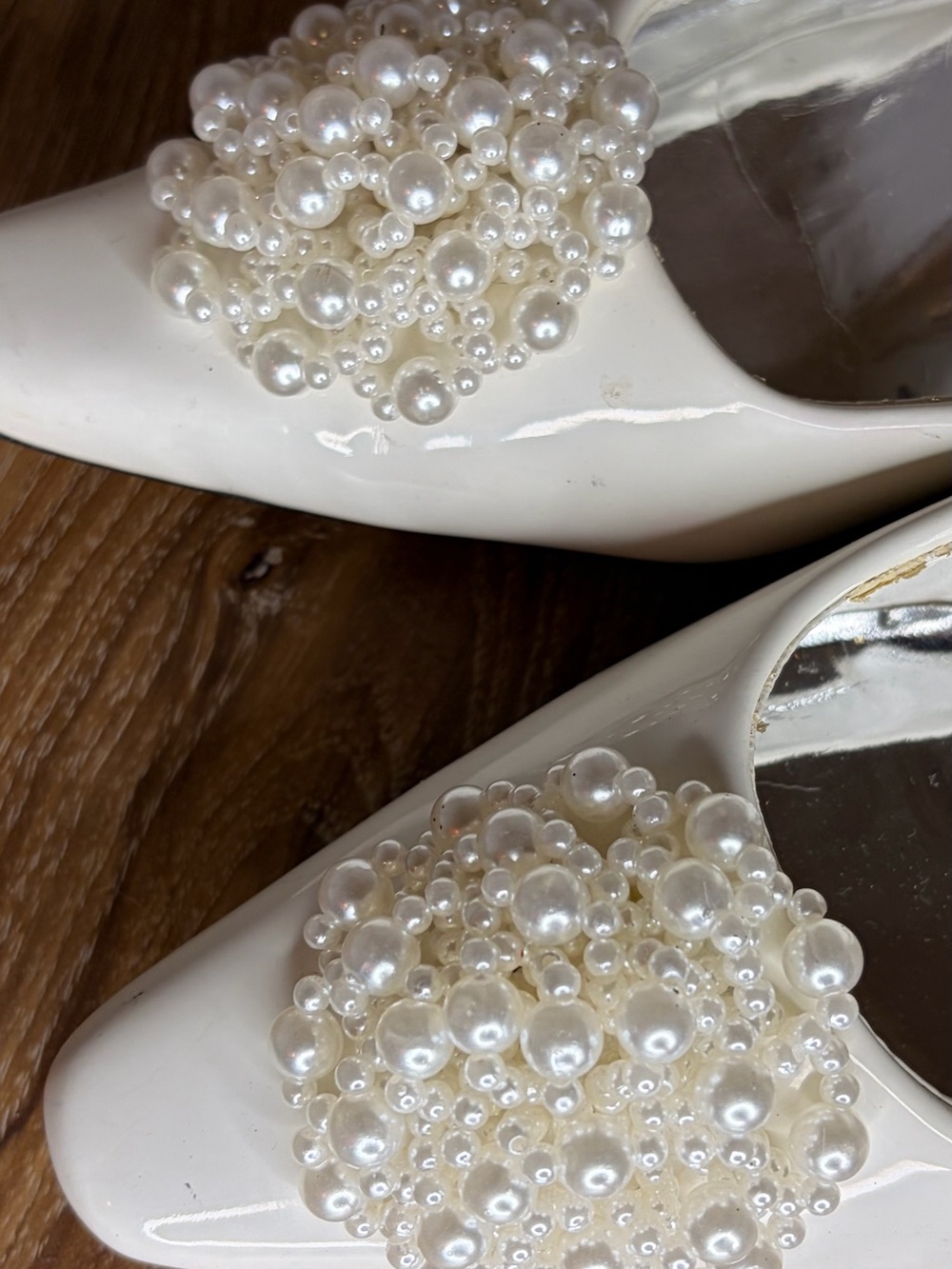 Vintage Pierre Dumas White Patent Pearl Cluster Pumps 7.5 M Bridal Kitten Heels